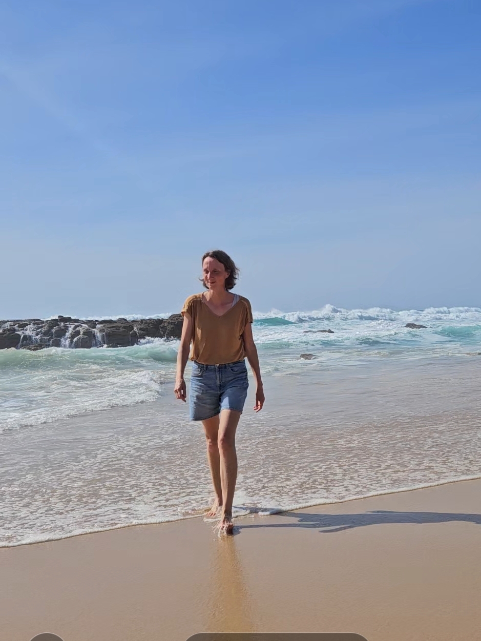 Andrea am Strand in Portugal