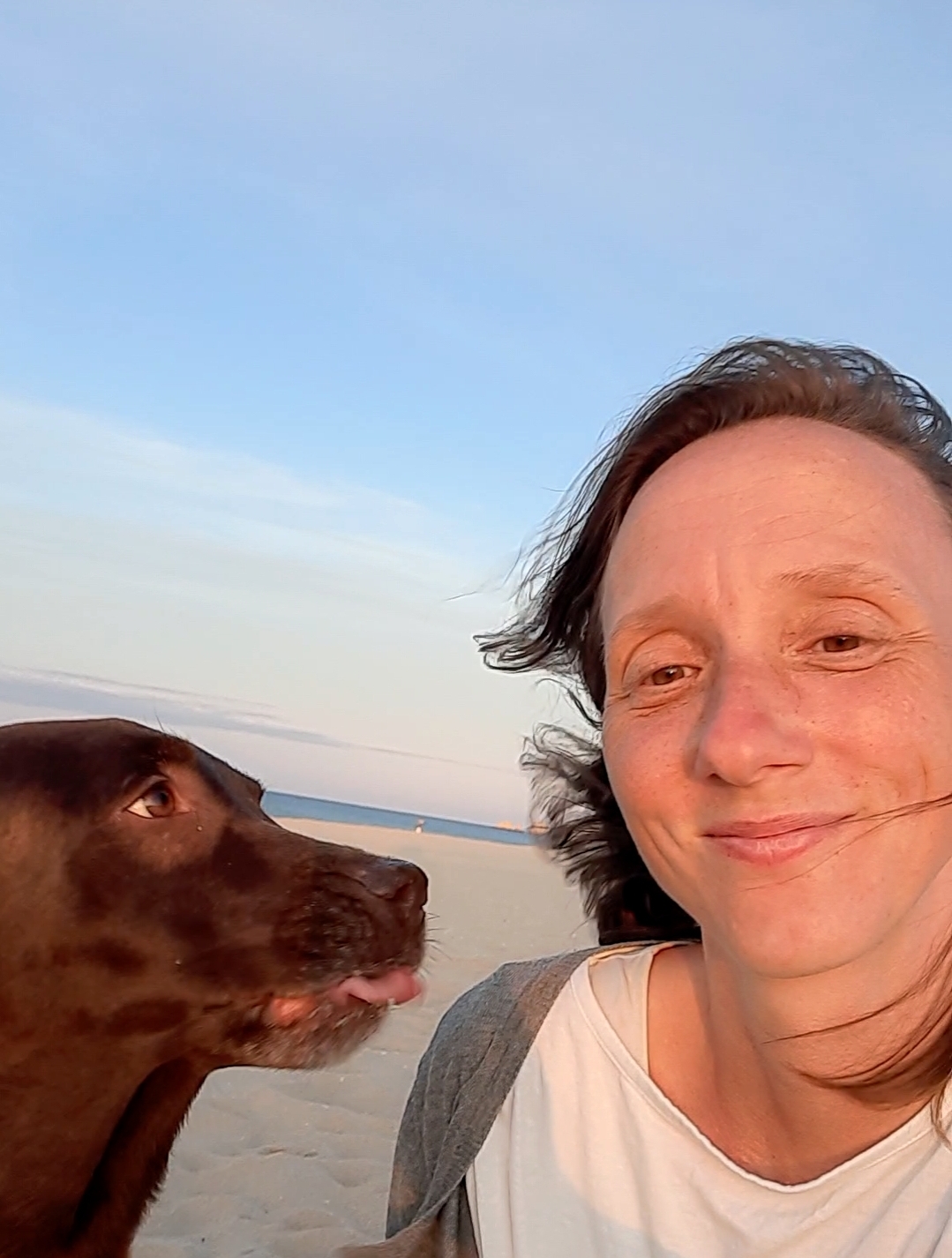 Andrea mit Hund draußen in der Natur in Portugal